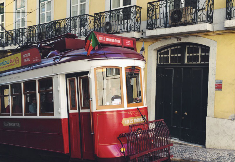 lisbonne-tramway-batiment-jaune-04-2016