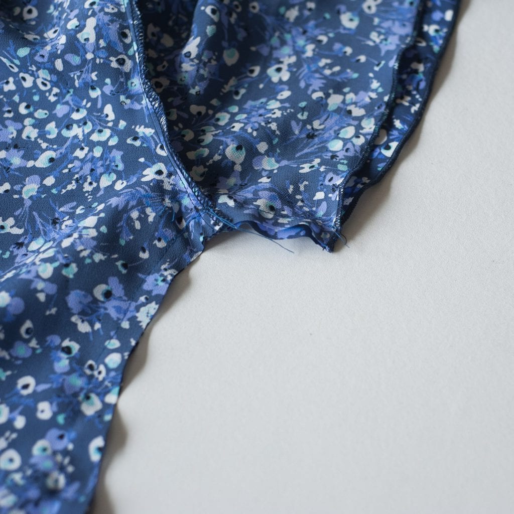 Comment Elargir Une Robe Trop Serrée Couture : ajuster une robe à la taille et aux emmanchures • Cha's Hands