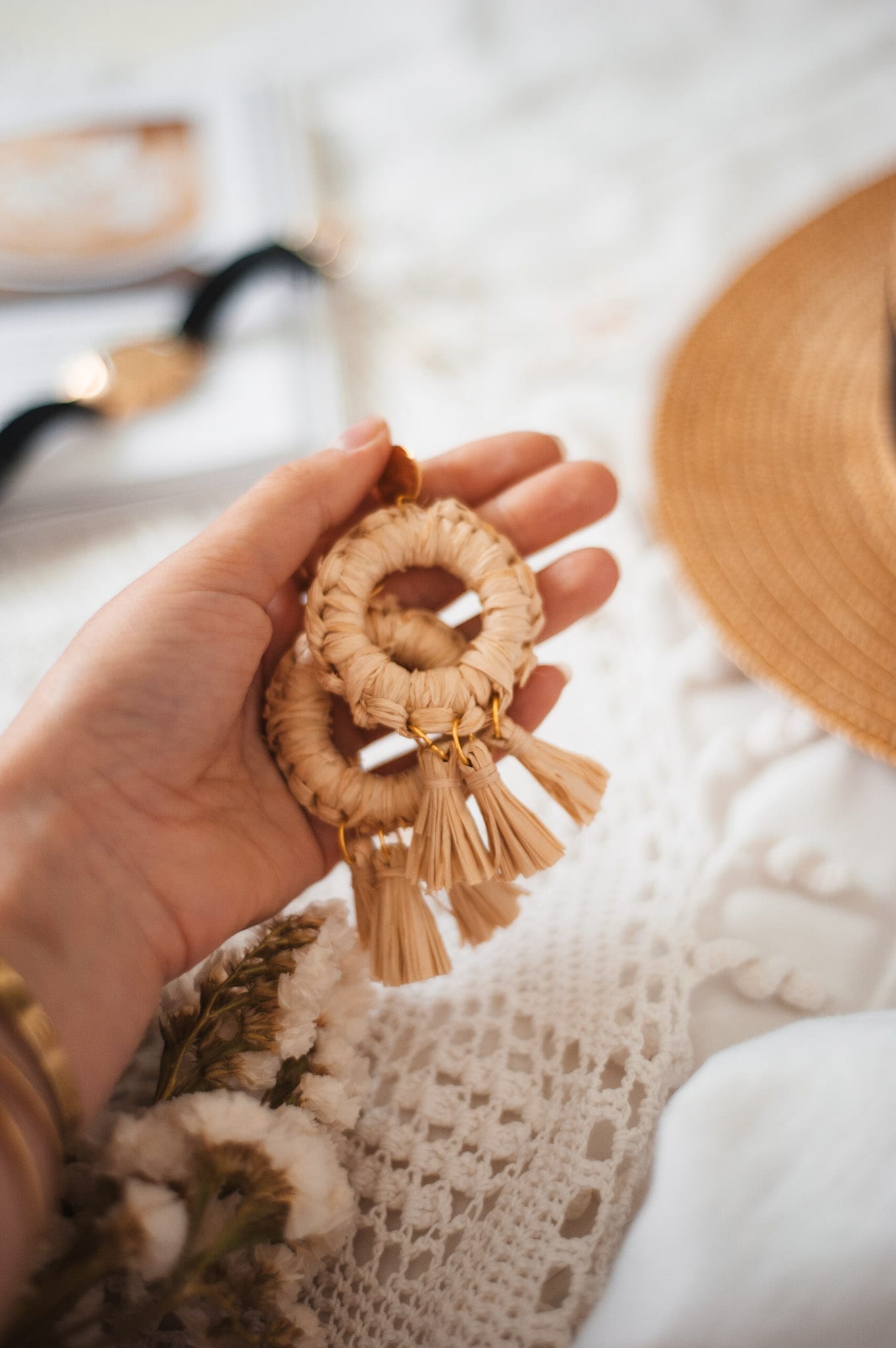 DIY : boucles d'oreilles en raphia et pierre lapis • Cha's Hands