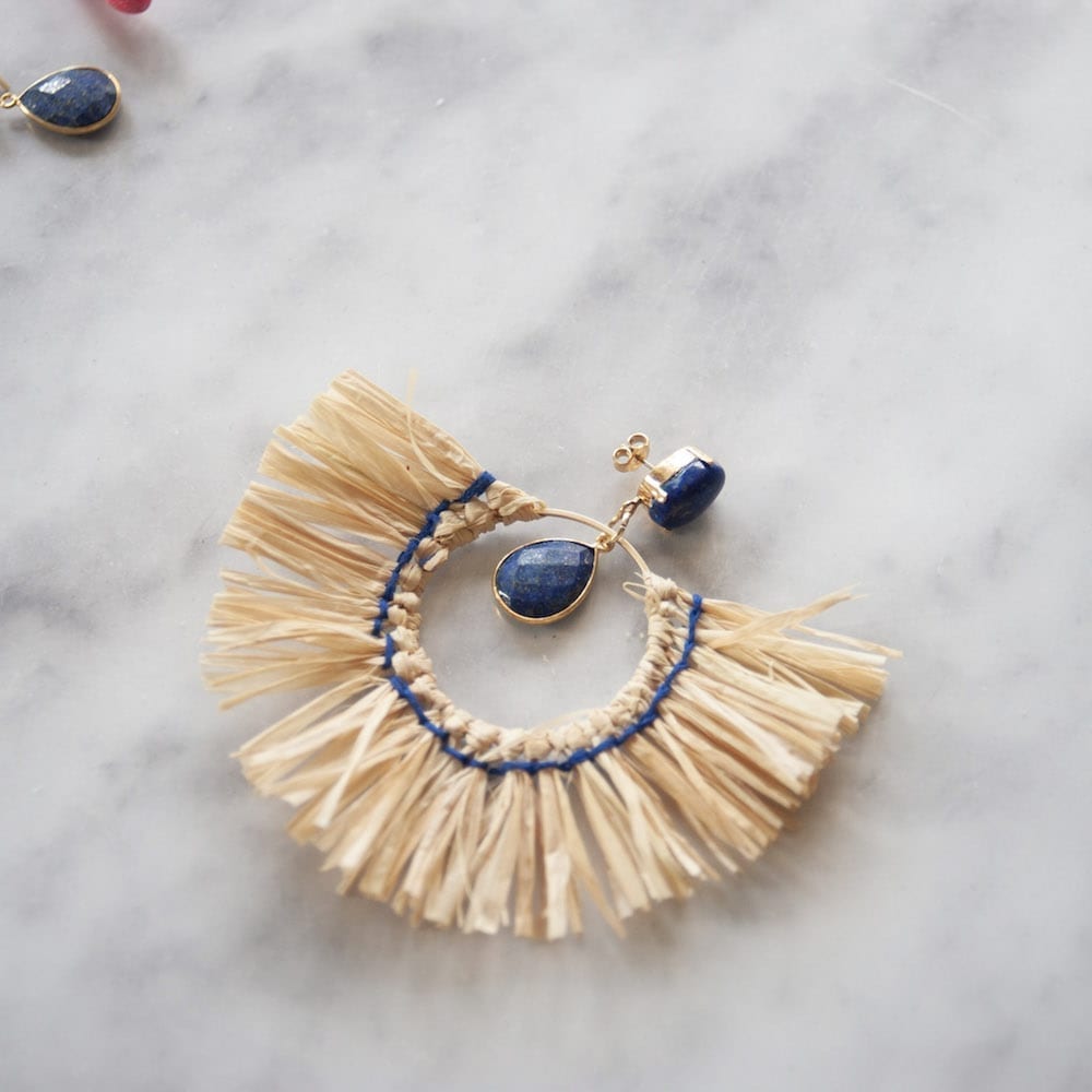 DIY : boucles d'oreilles en raphia et pierre lapis • Cha's Hands