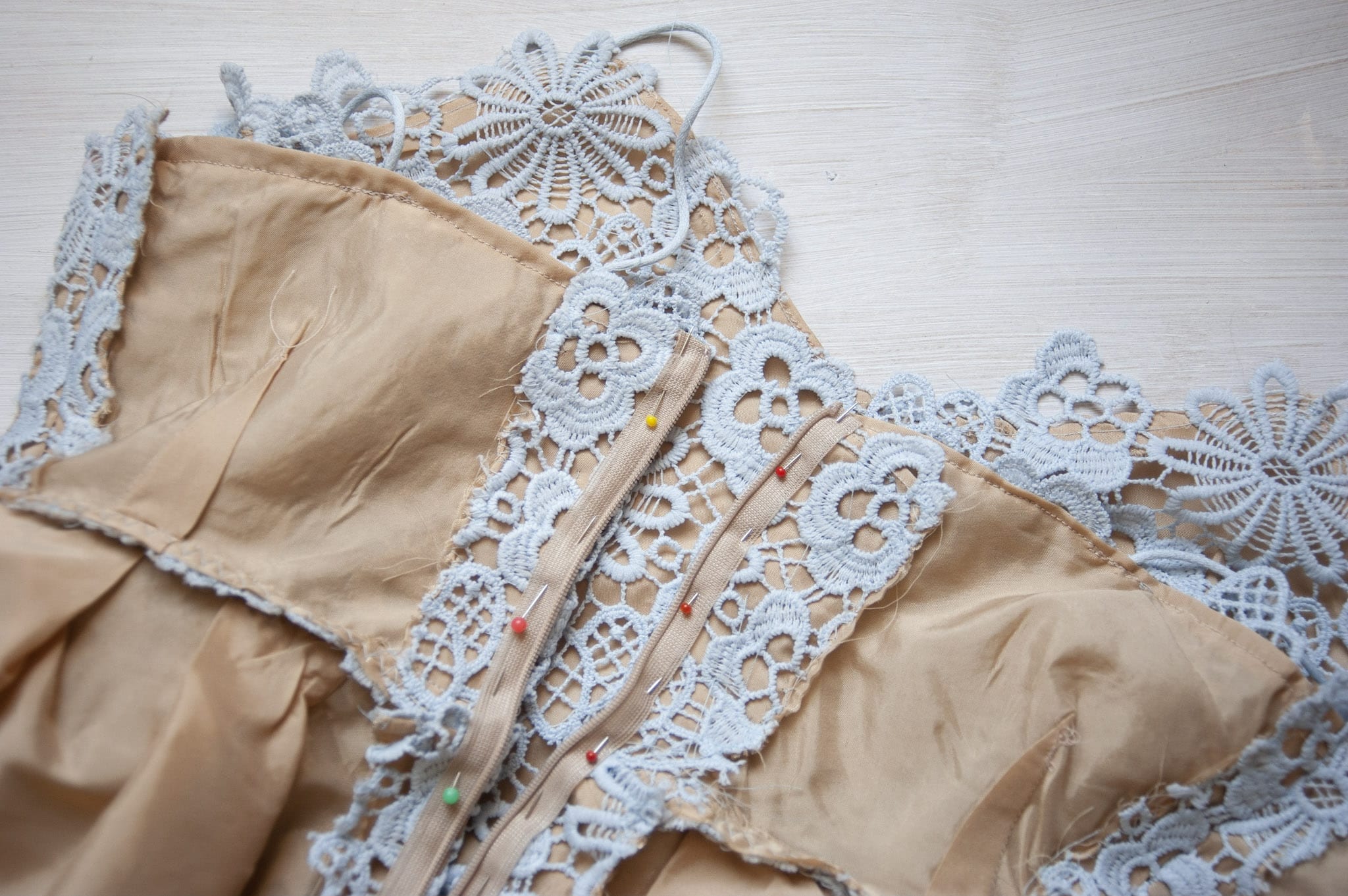 aout_2018_13019-coudre-robe-invite-mariage-guipure �?� Cha's Hands