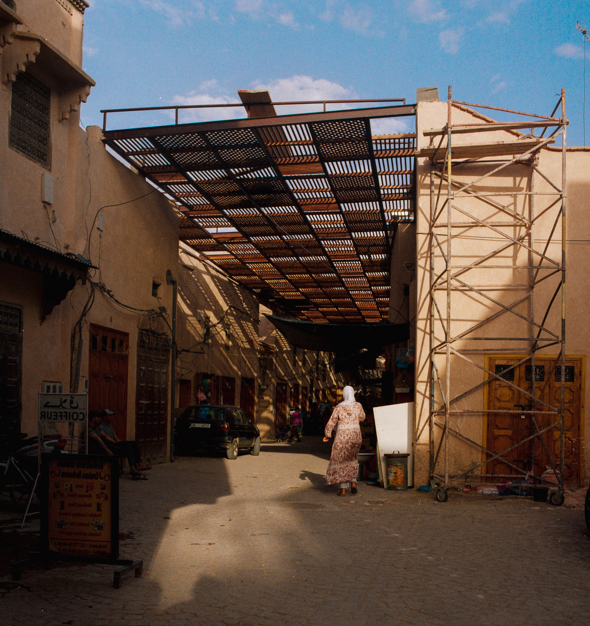 Femme dans les ruelles de Marrakech