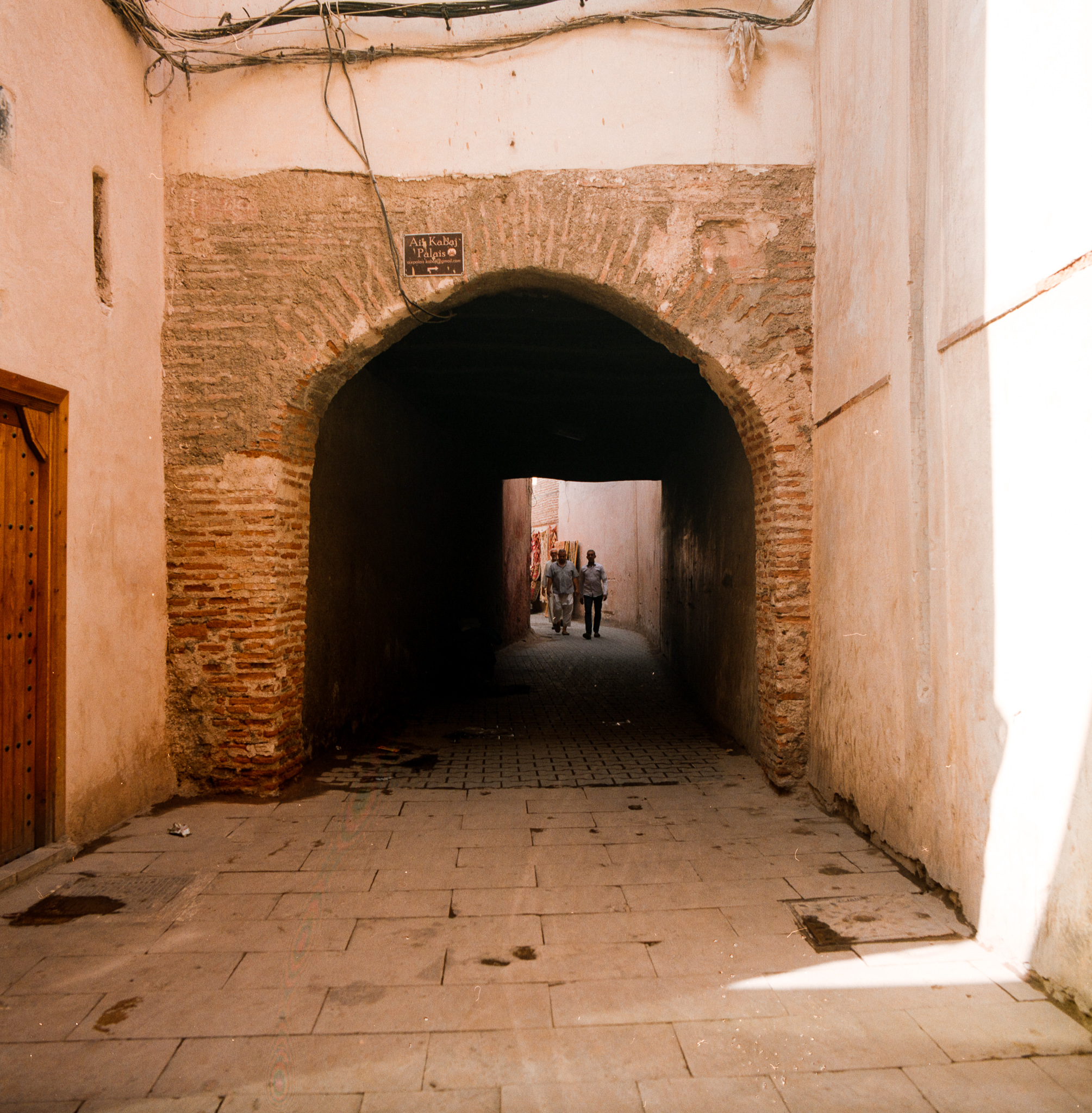 Lumière sur des hommes dans la Médina de Marrakech
