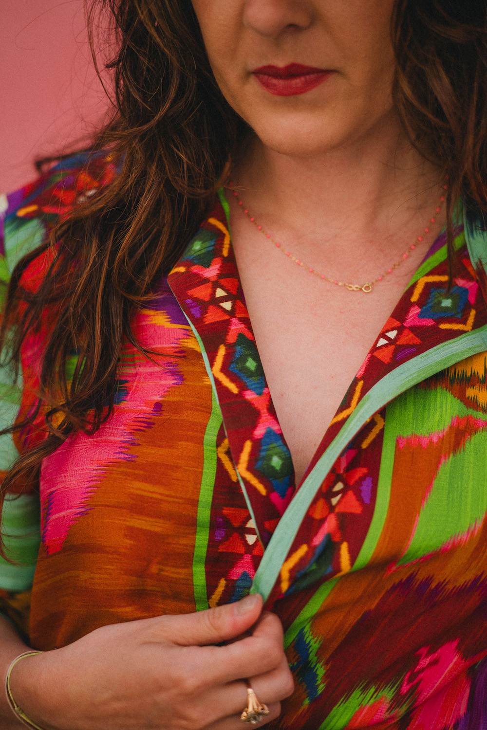 Coudre la Atlas Wrap Dress dans un tissu imprimé foulard