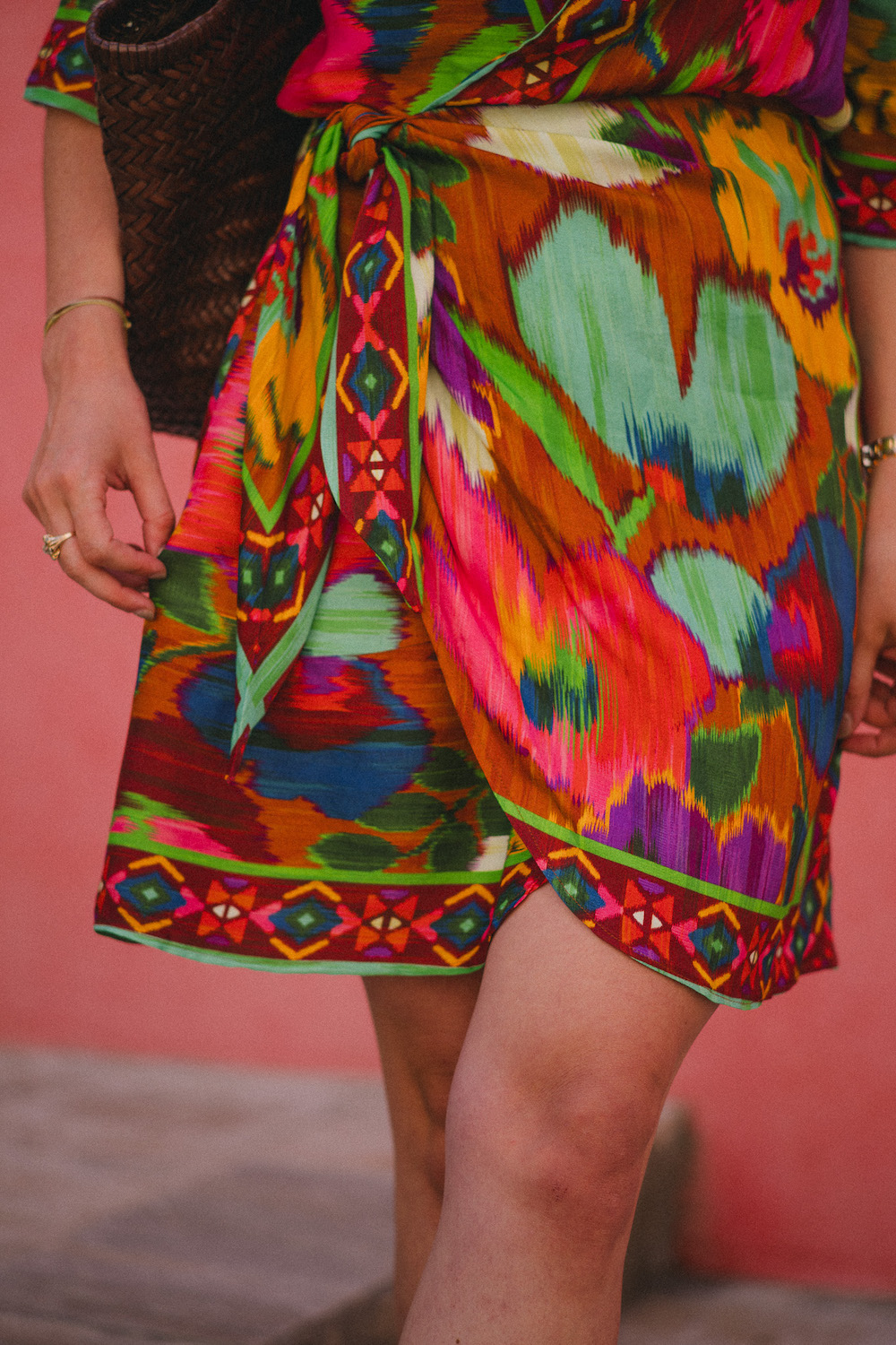 Coudre la Atlas Wrap Dress dans un tissu imprimé foulard